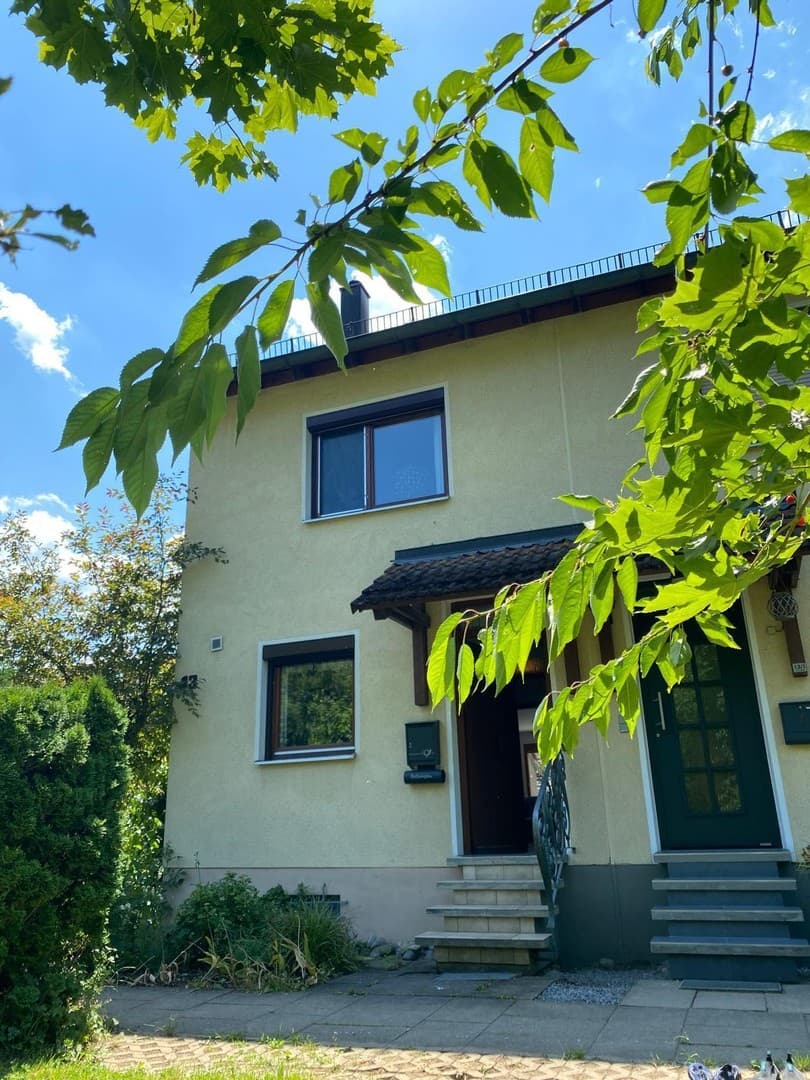 Reiheneckaus in ruhiger und sonniger Rand und Aussichtslage in Kuchen mit eigenem Garten