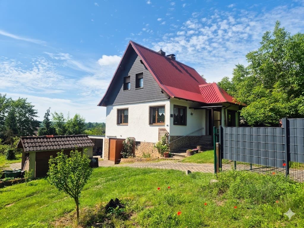 Charmantes Einfamilienhaus mit idyllischem Garten und Teich in Hergisdorf