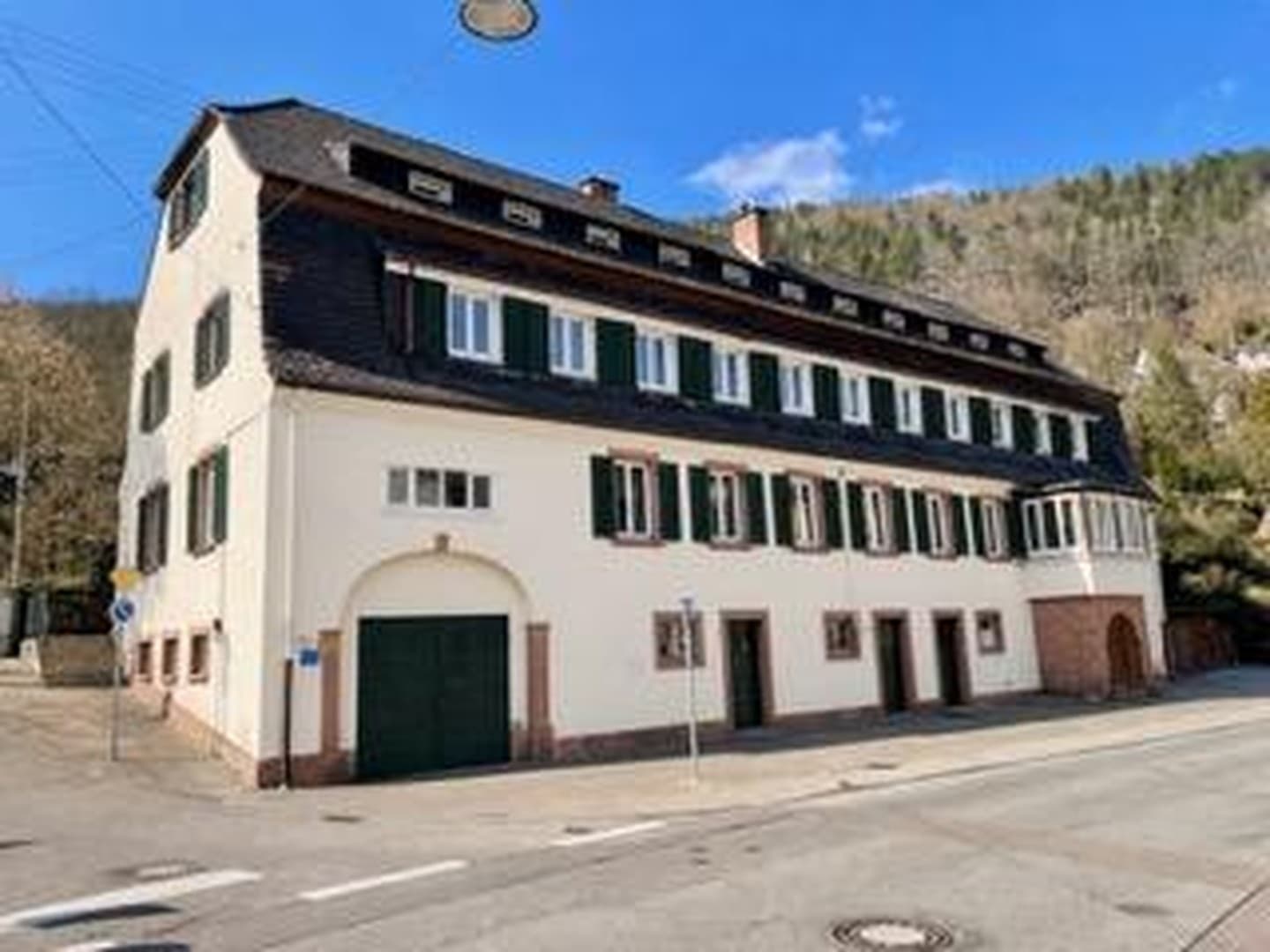 Wunderschöne, komplett renovierte 140qm Altbauwohnung nahe Neustadt mit Garten & 2 PKW Stellplätzen