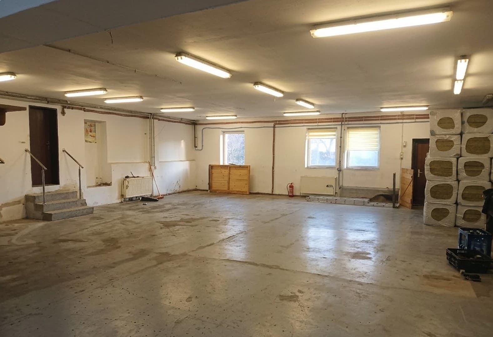 Vermiete Werkshalle/Lager/Büro