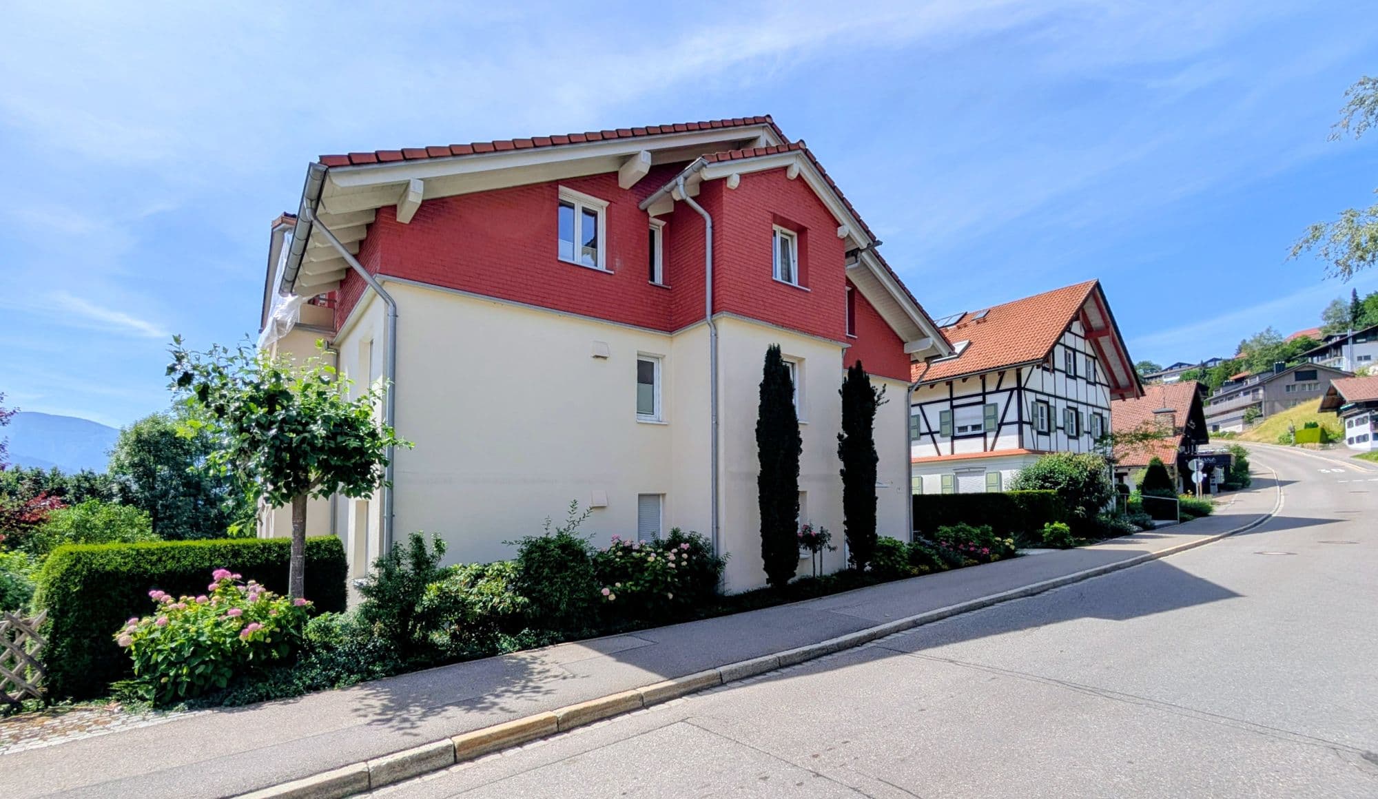 Neuwertige EG Wohnung 2 Terrassen und Gartenanteil S/W Ausrichtung plus TG zentral in Oberstaufen zu verkaufen