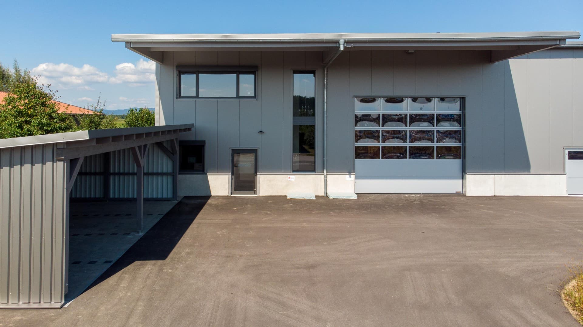 Moderne Lagerhalle in 94348 Atting (Gewerbegebiet) zu vermieten