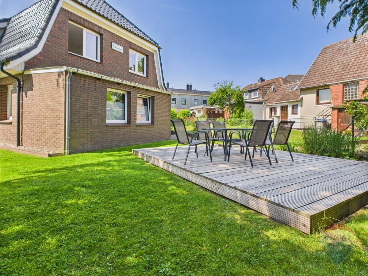 Wohnen, Vermieten oder Ferienvermietung: Zweifamilienhaus nahe Strand in Haffkrug