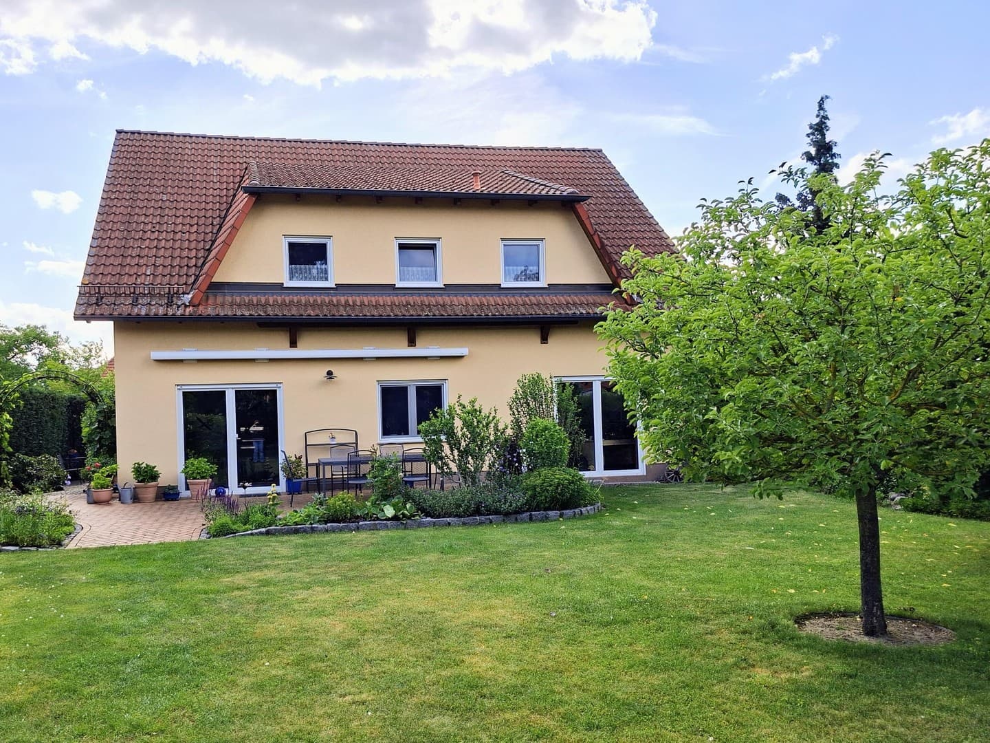 Großzügiges Einfamilienhaus in zentraler und ruhiger Lage