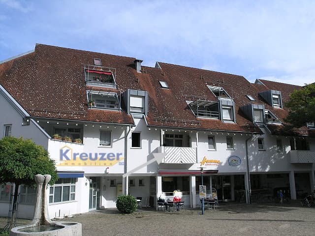 Ruhige Lage * Bezugsfrei * Renovierungsbedürftig - 2 Zi.-Wohnung in Berg-Brunnenplatz !