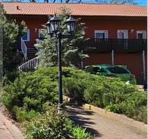 Hotel auf großem Grundstück in ruhiger, grüner Umgebung mit Nebengebäuden