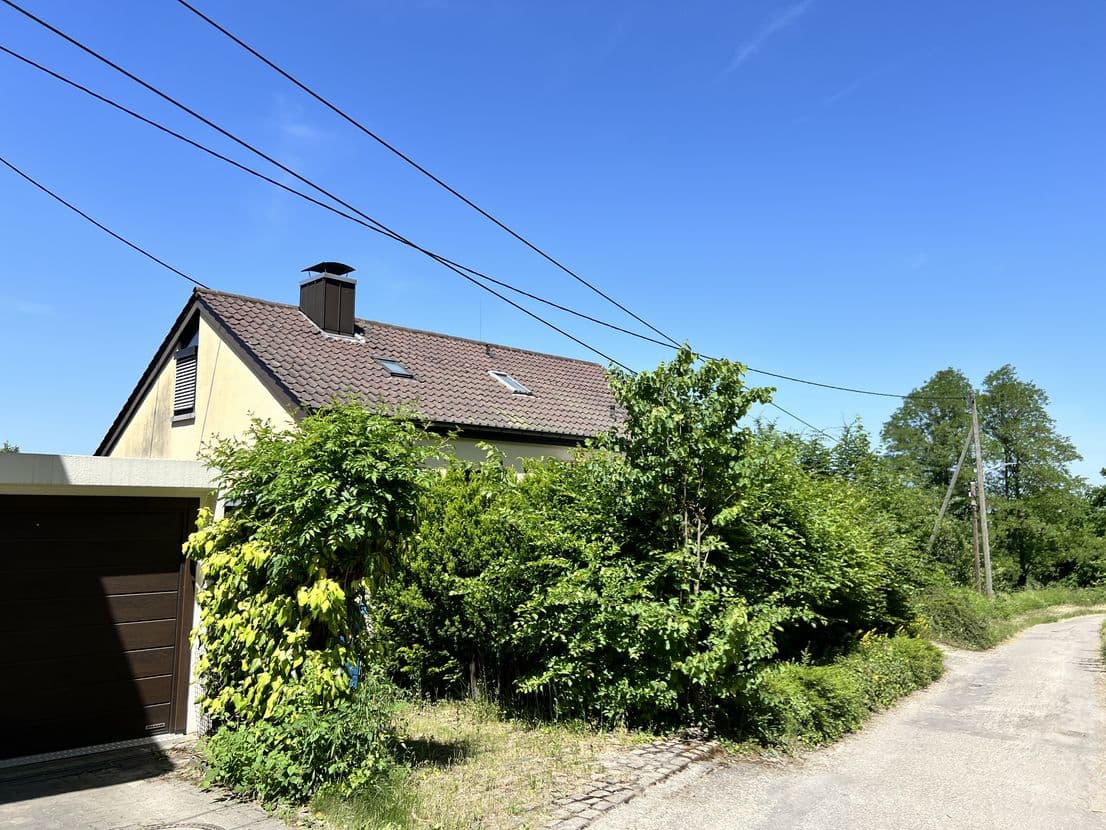 Freistehendes EFH mit Garage u. Carport in Halbhöhenlage mit Blick auf die Rheinebene