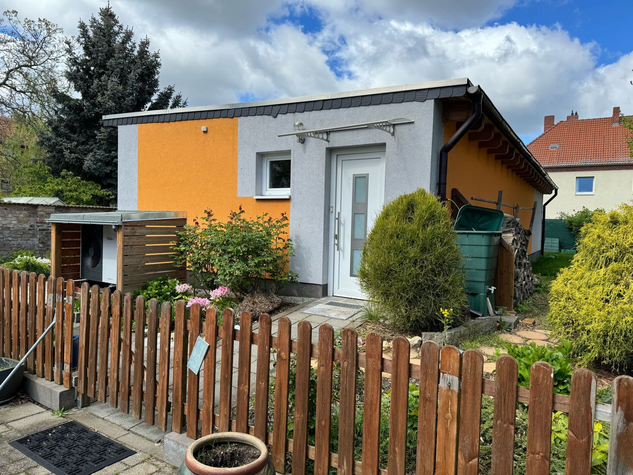 Einfamilienhaus mit Garage und Garten