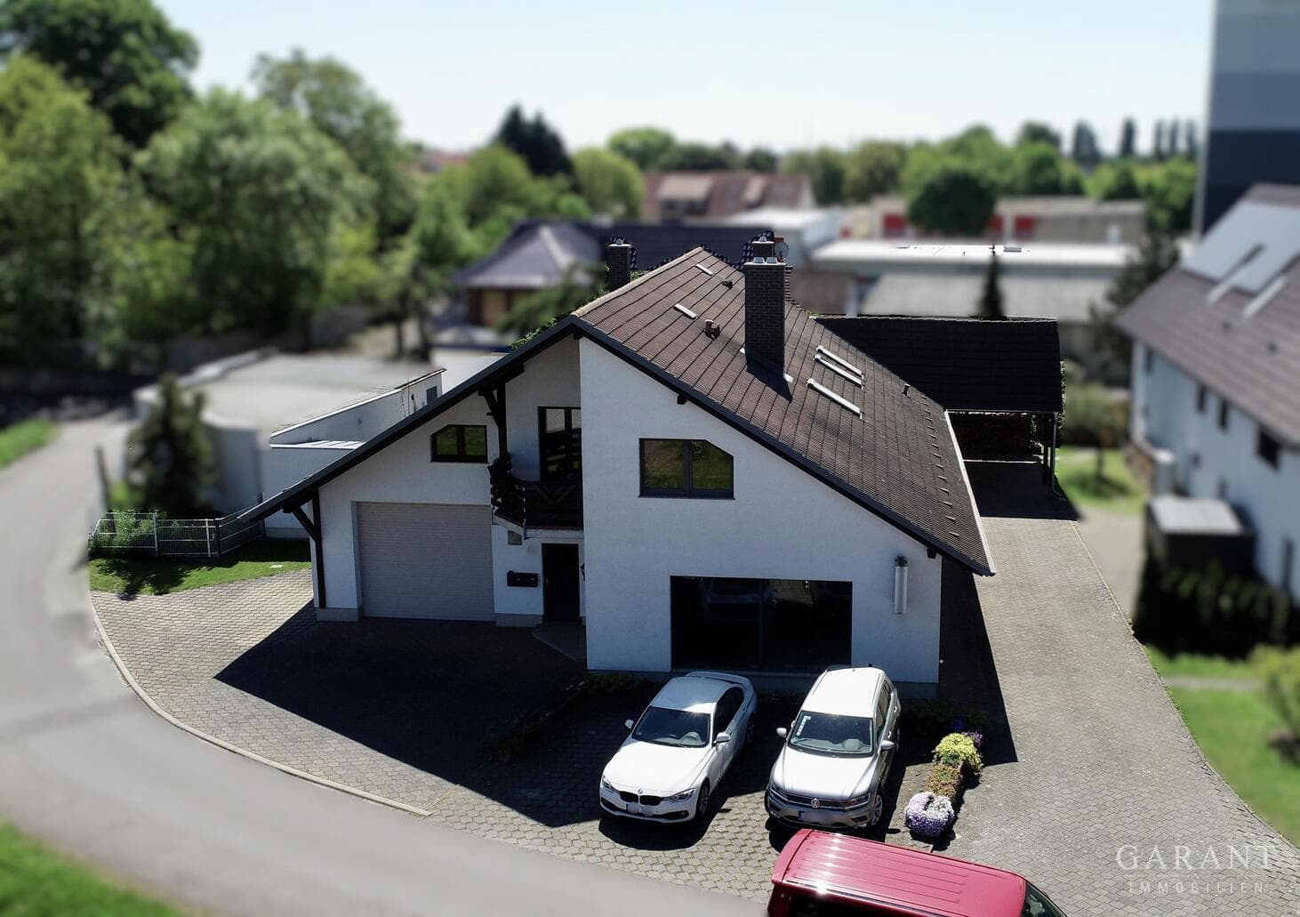 Vielfältig nutzbare Gewerbeeinheit inkl. zwei Wohnungen & Stellplätzen