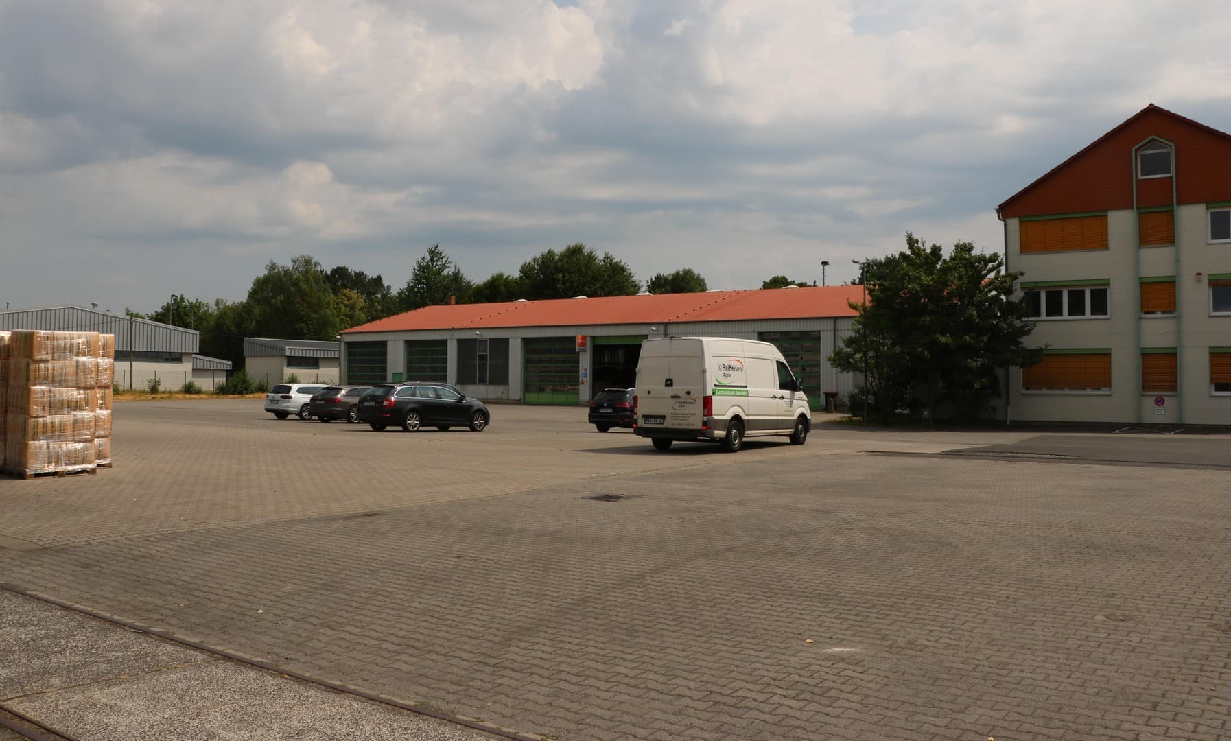 Attraktive Gewerbeimmobilie mit umfangreichen Hallen- und Büroflächen auf ca. 27.334 m² Grundstück