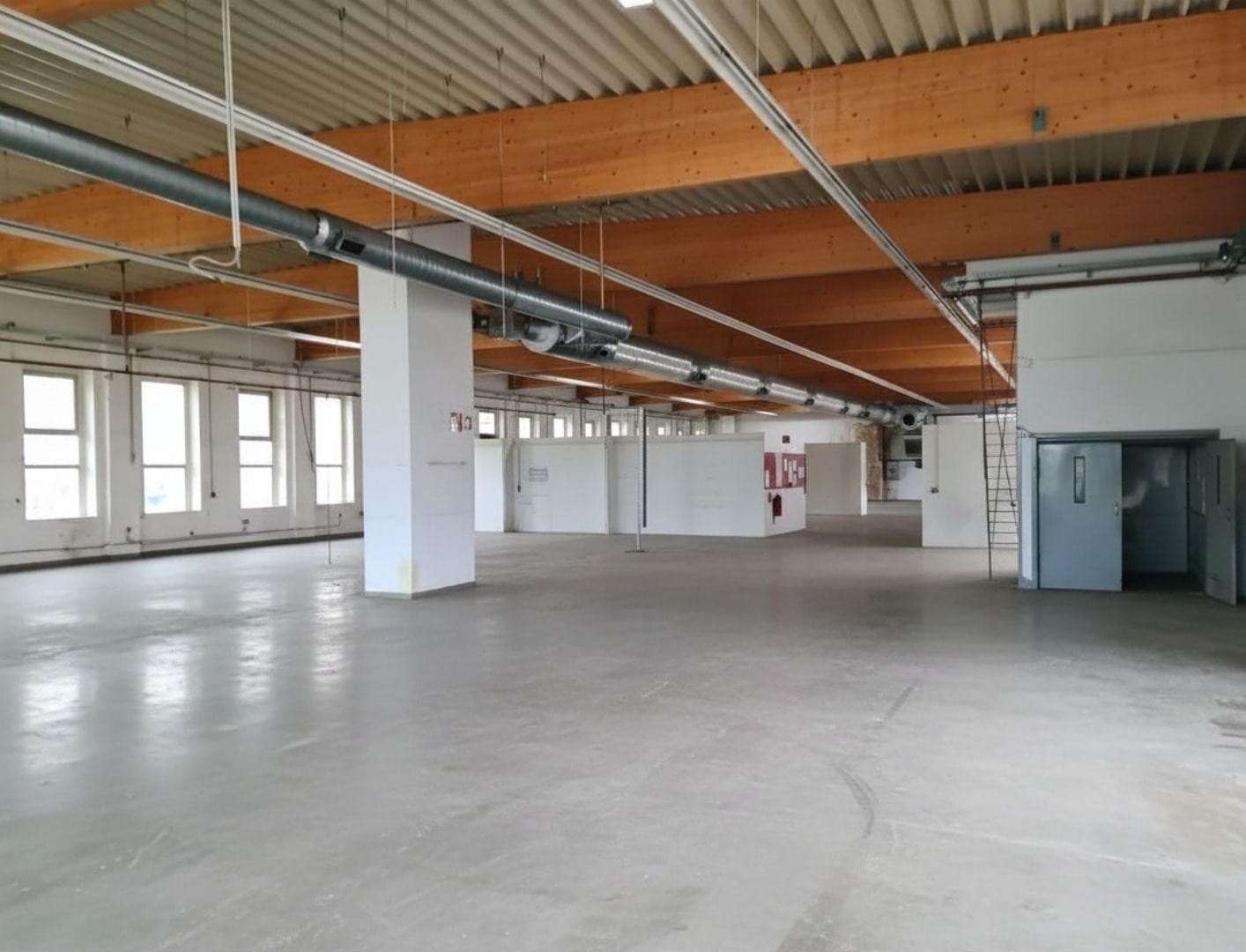Große Gewerbefläche 5.200 m² in Haan langfristig zu vermieten - Teilflächen ab 300 m² möglich.