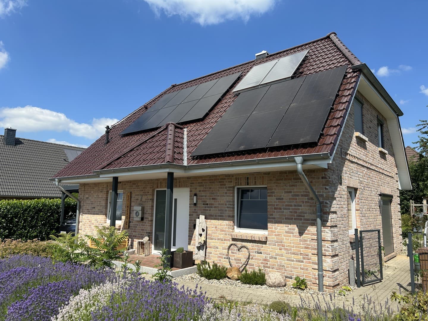 Modernes Einfamilienhaus mit Photovoltaikanlage und Garten in Wacken