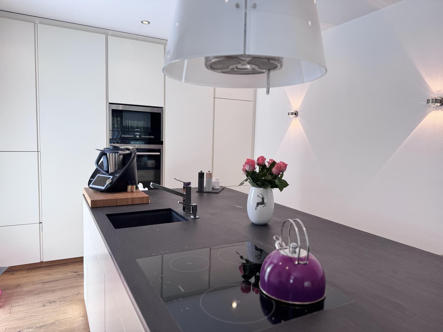 Luxuriöse 4 ZKB Wohnung mit schön angelegtem Garten