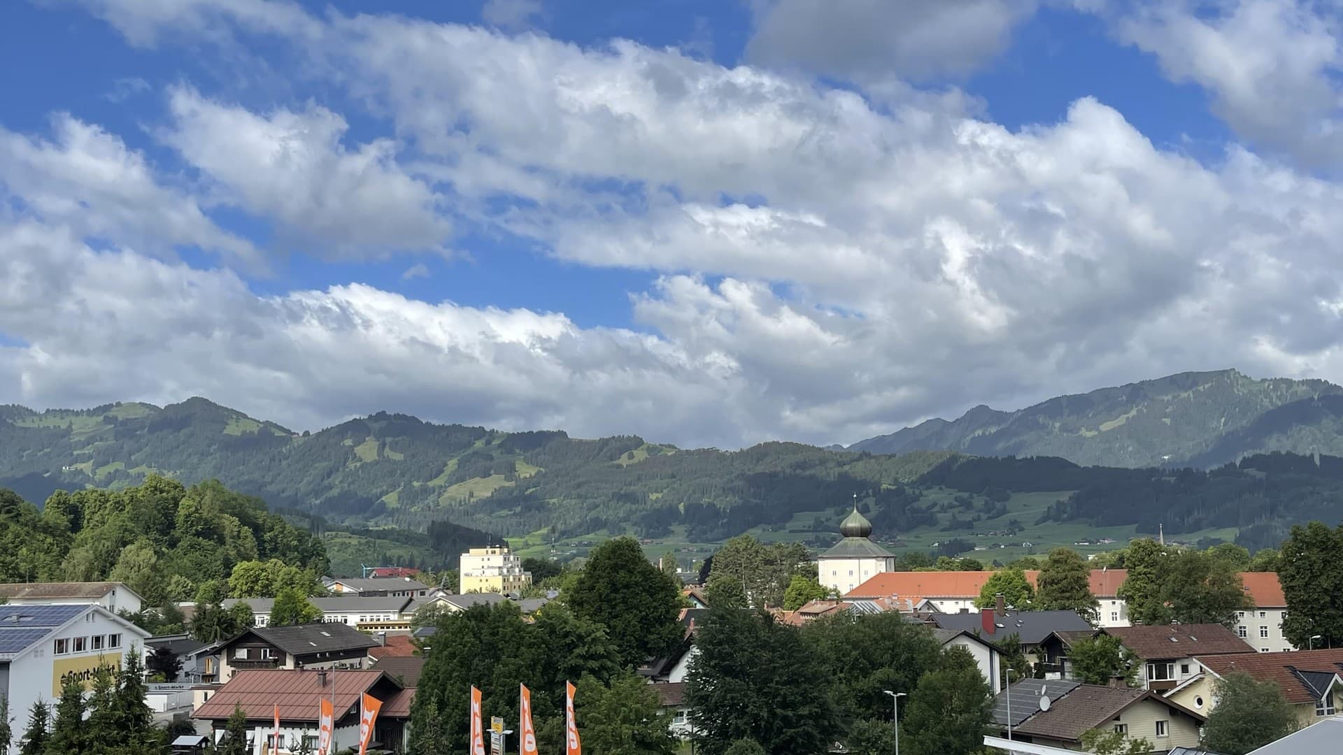 Hochwertig renovierte 2-Zimmer-Komfortwohnung mit Bergblick, Aufzug, Schwimmbad und Sauna