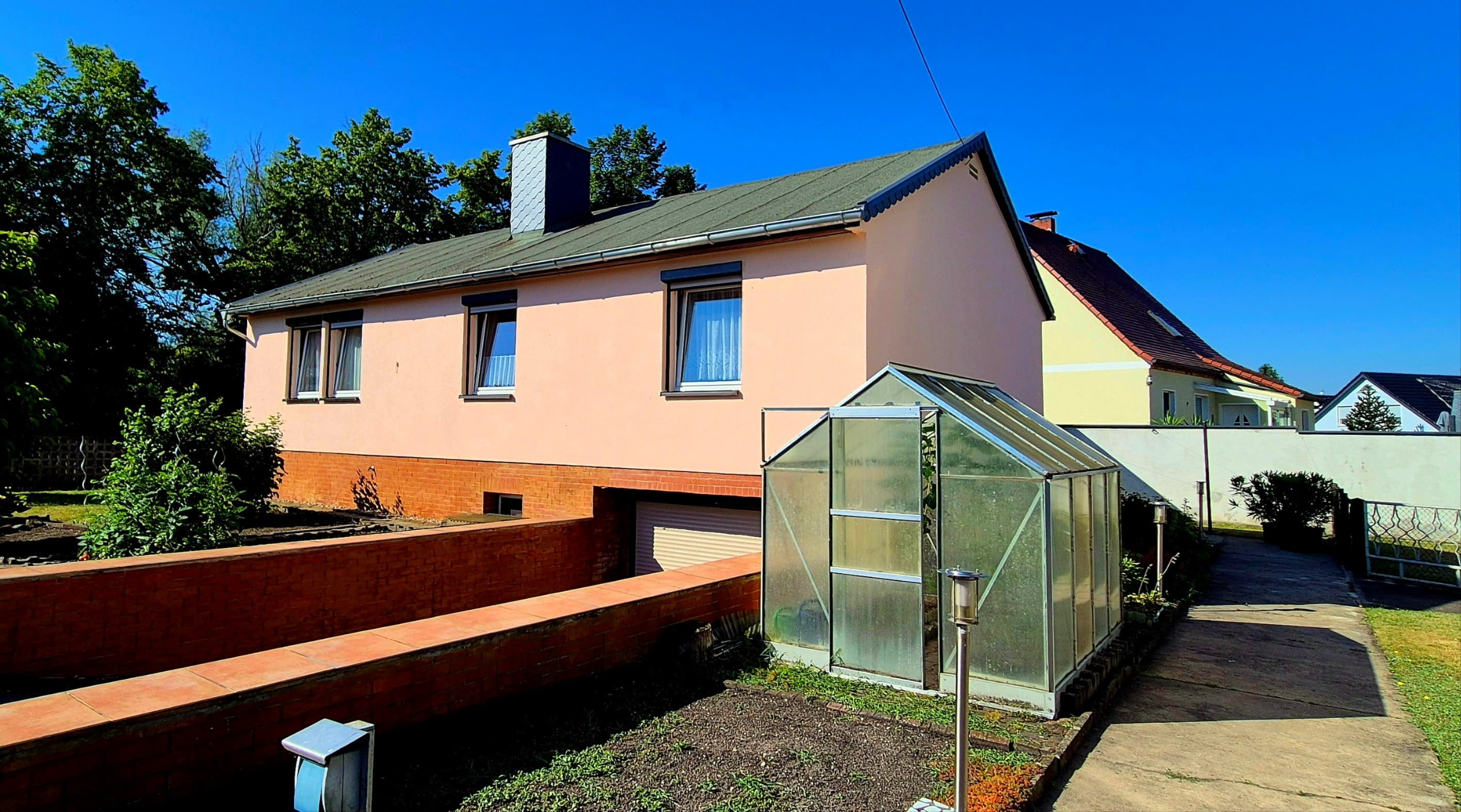 Einfamilienwohnhaus in einer Siedlung mit gepflegtem Grundstück - wohnen auf einer Ebene
