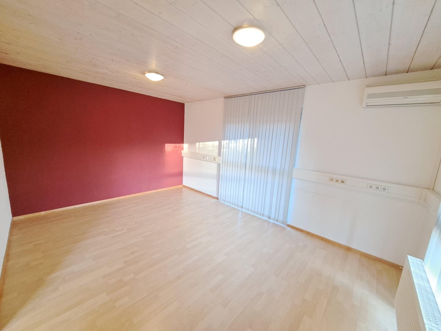 Repräsentative, lichtdurchflutete und klimatisiere Büro- / Praxisfläche in Durmersheim