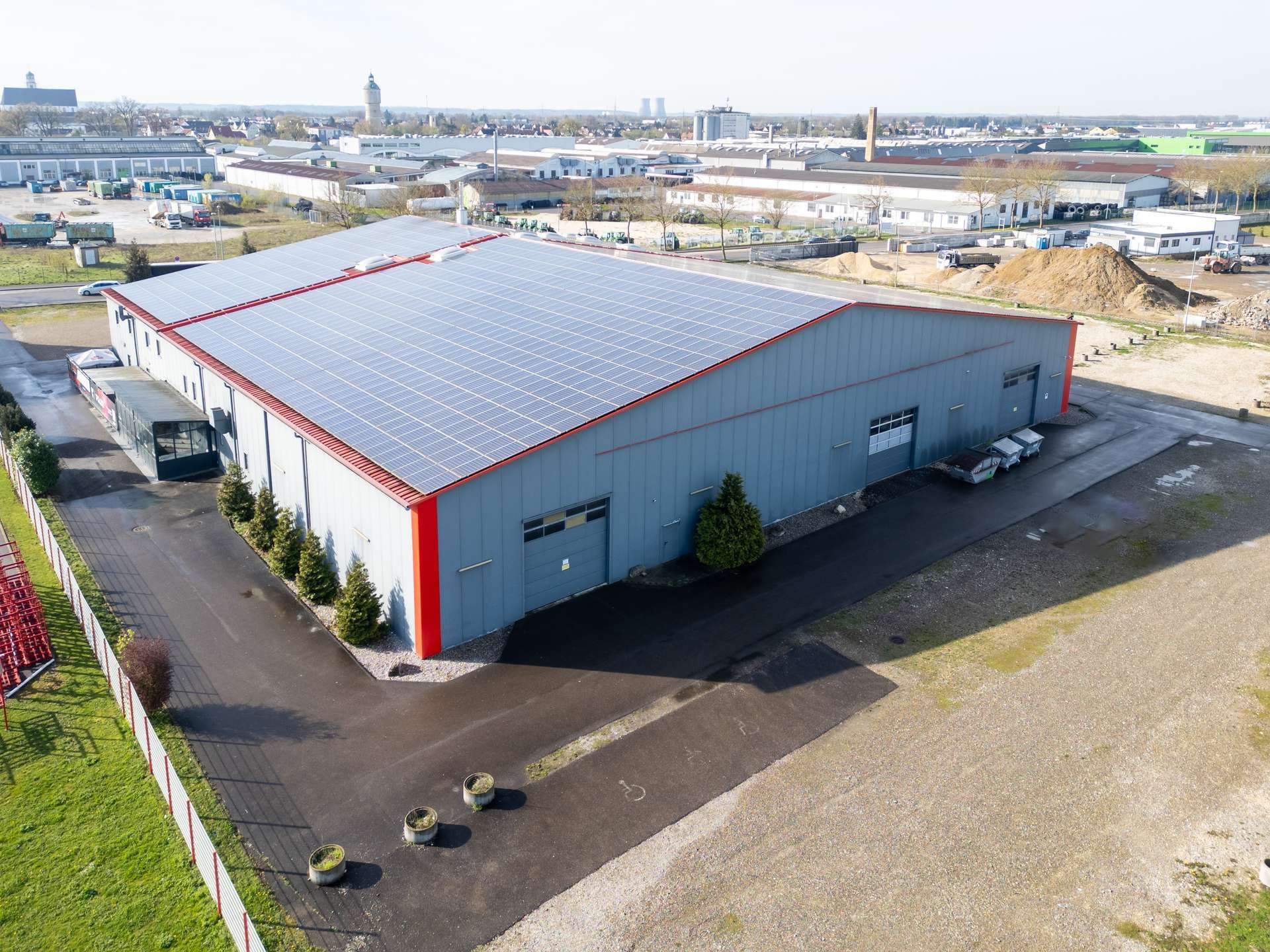 zu verkaufen : Freitragende Halle (2.500 m²), PV-Anlage optional-sehr großes Grundstück (17.000 m²)