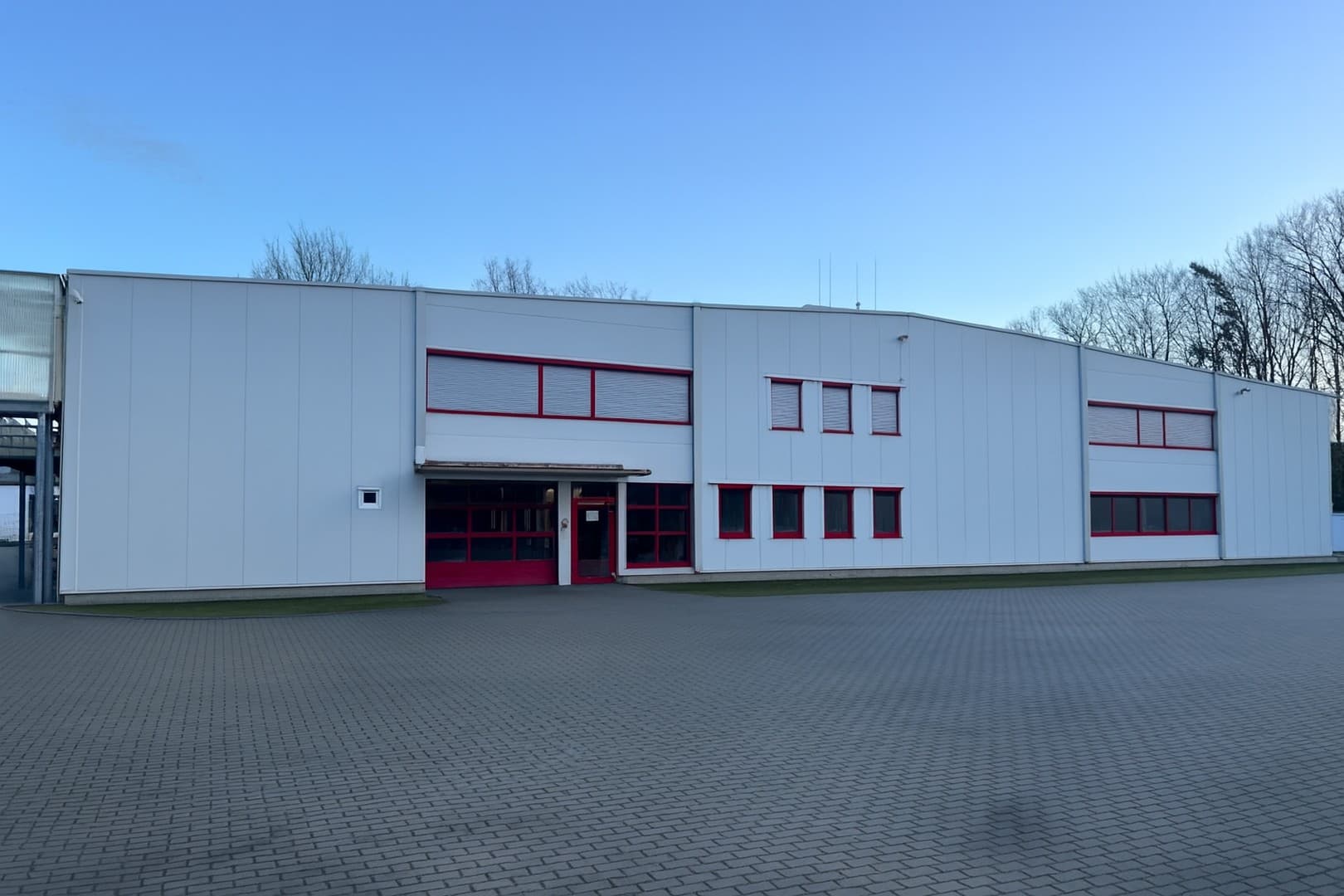 Lagerhalle / Produktionsfläche 2.700qm mit Büros und Freifläche 4.000qm zu vermieten