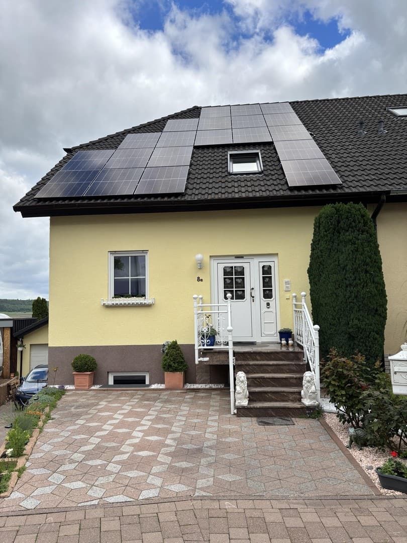 Wunderschöne gelbe Doppelhaushälfte mit Gartenidylle“