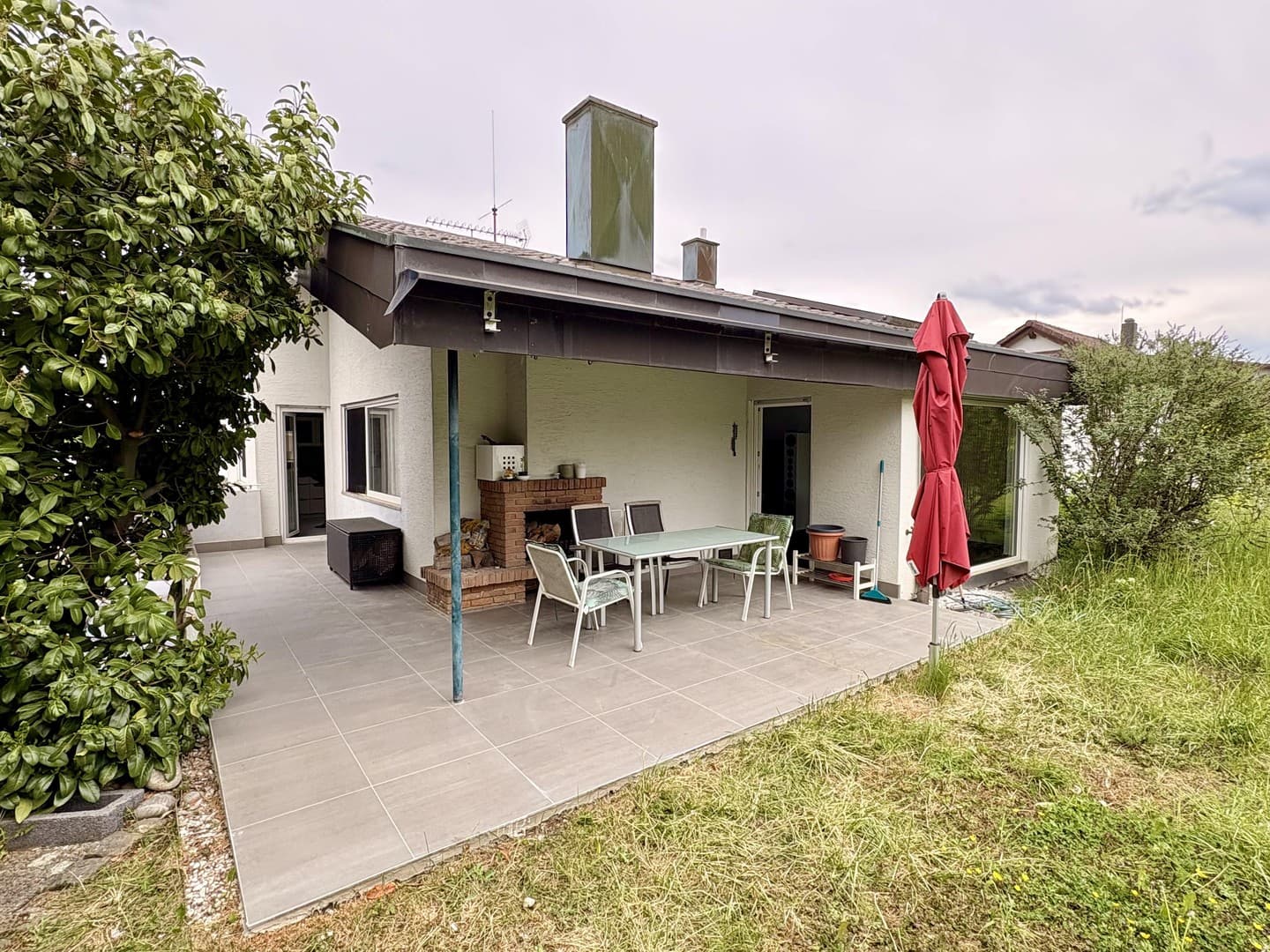 Von privat: Ruhiges Einfamilienhaus mit Einliegerwohnung und unverbaubarem Blick ins Grüne
