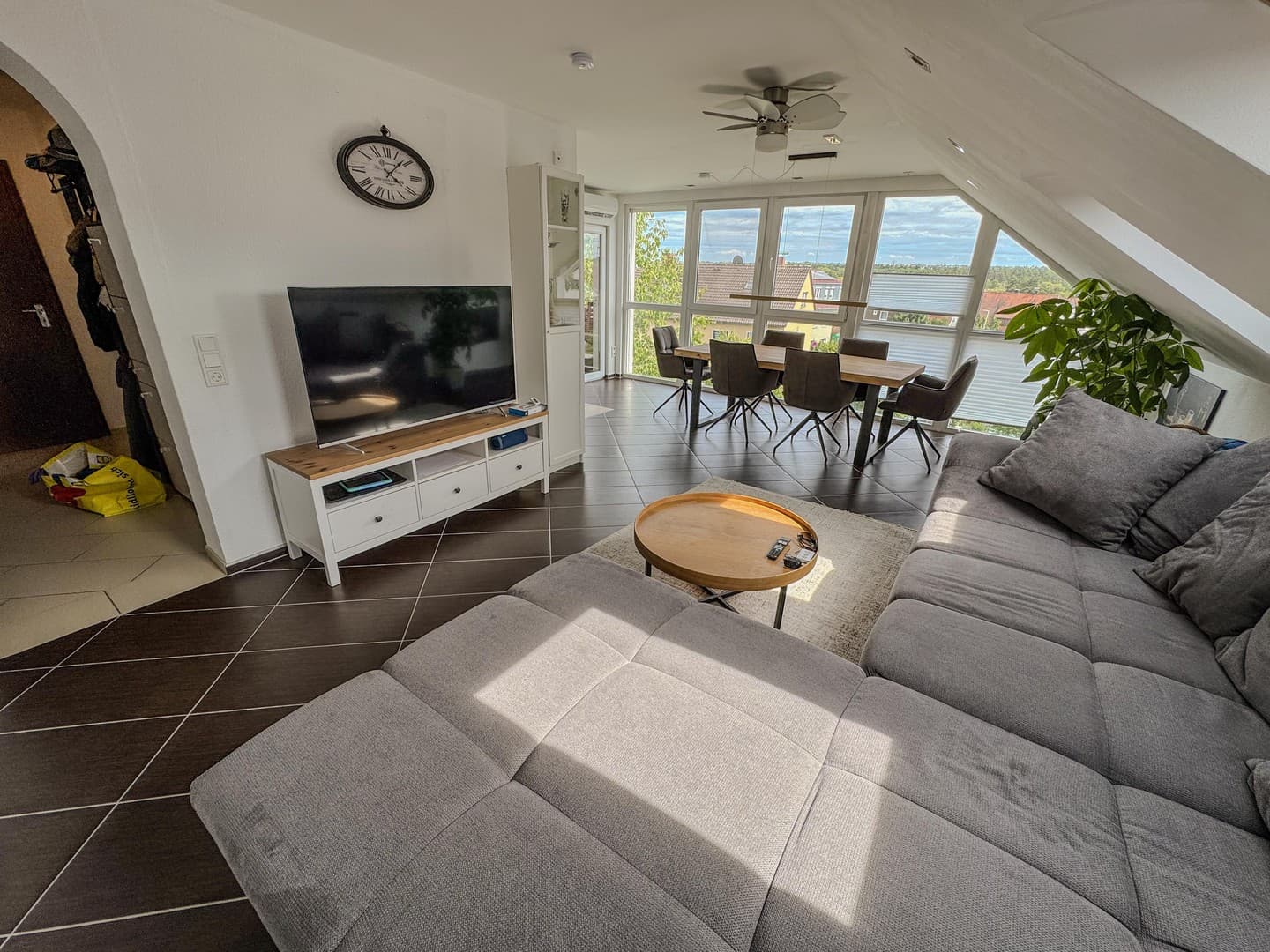 Traumhafte 4-Zimmer-Dachgeschosswohnung mit Panoramablick, Klimaanlage & Carport