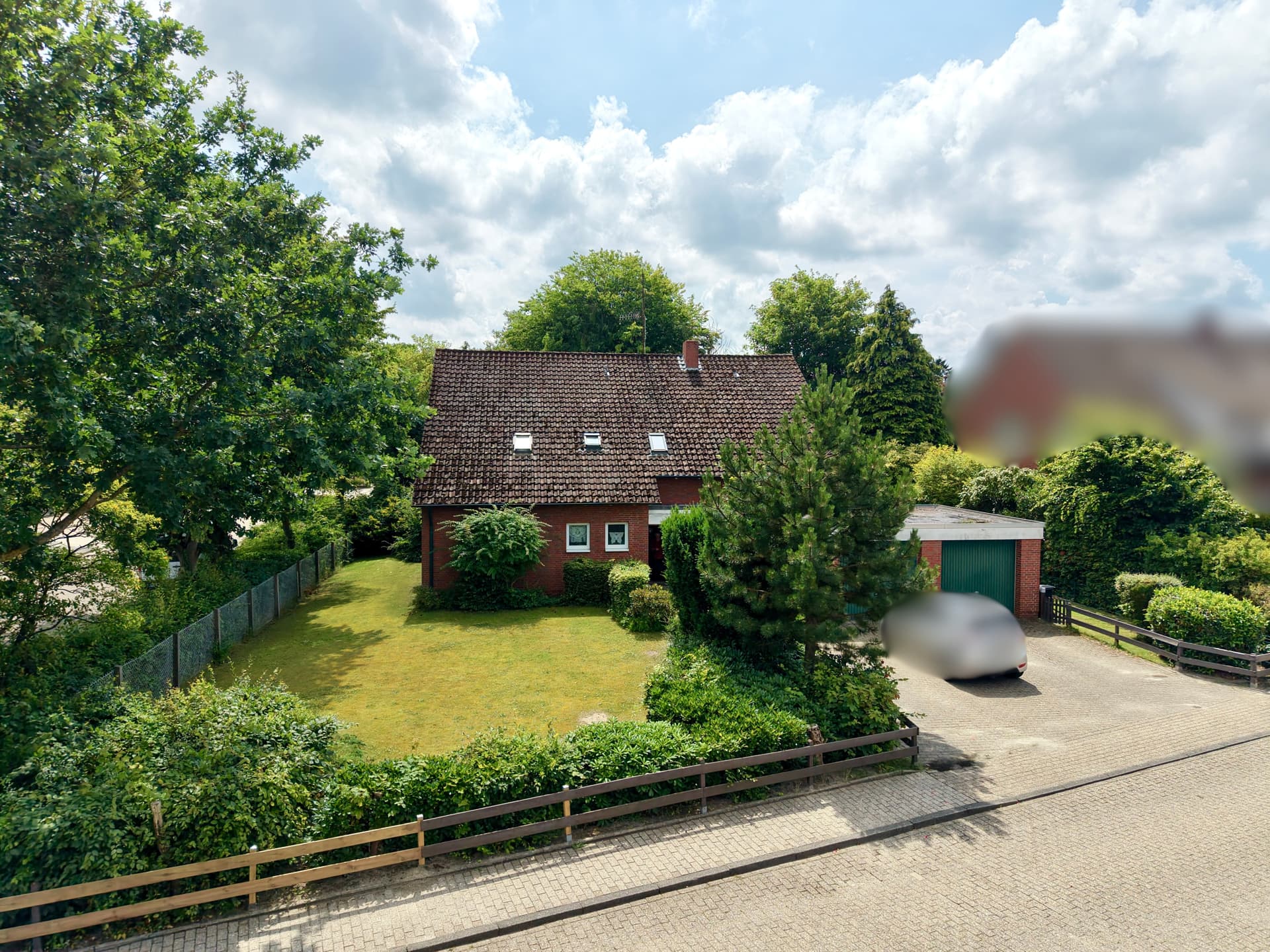 Zweifamilienhaus mit vermieteten Wohneinheiten auf großzügigem Grundstück