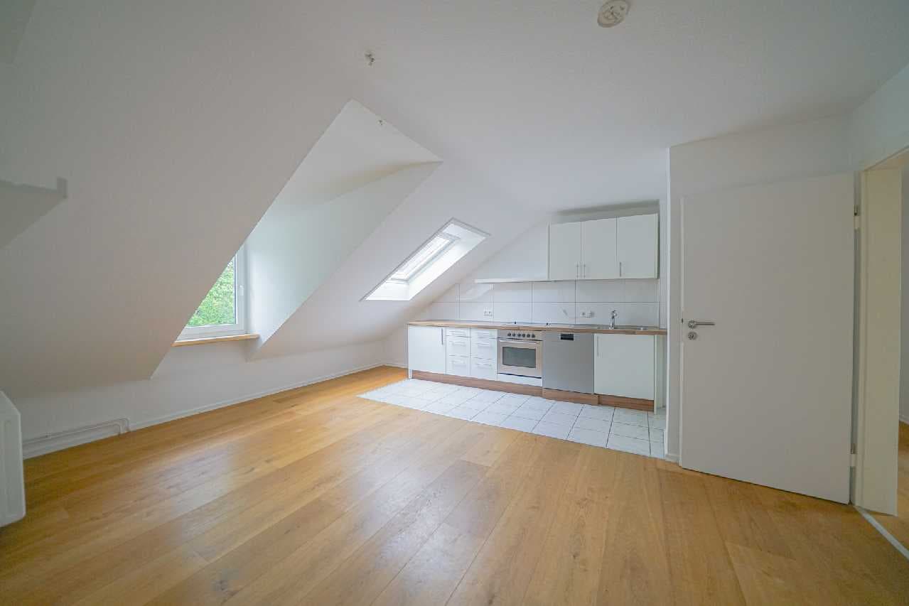 Ratingen-Süd: Gemütliche 3-Zimmer-Dachgeschosswohnung mit EBK und Gartenmitbenutzung im Grünen