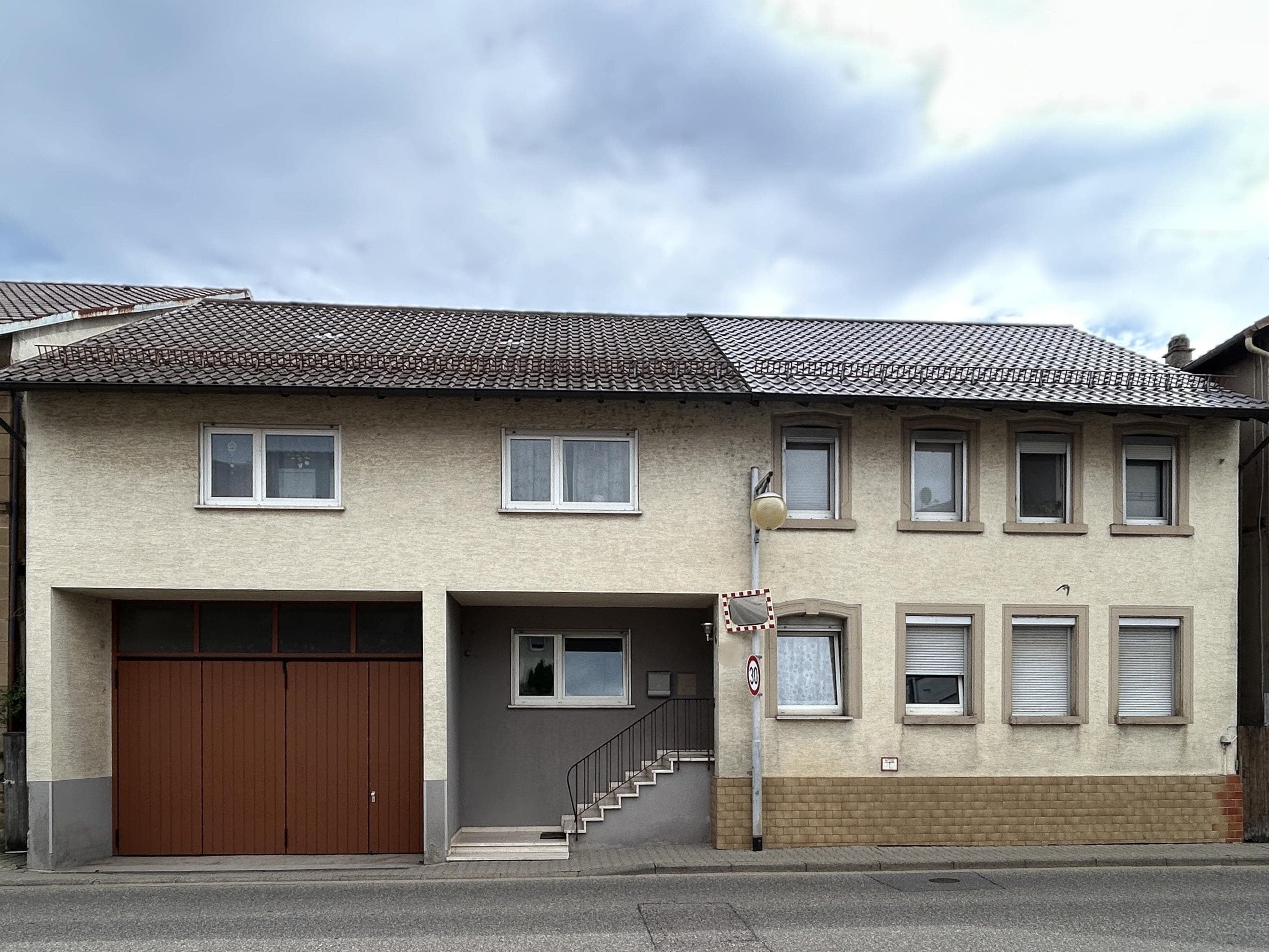 Zweifamilienhaus im Ortskern von Sulzfeld!
