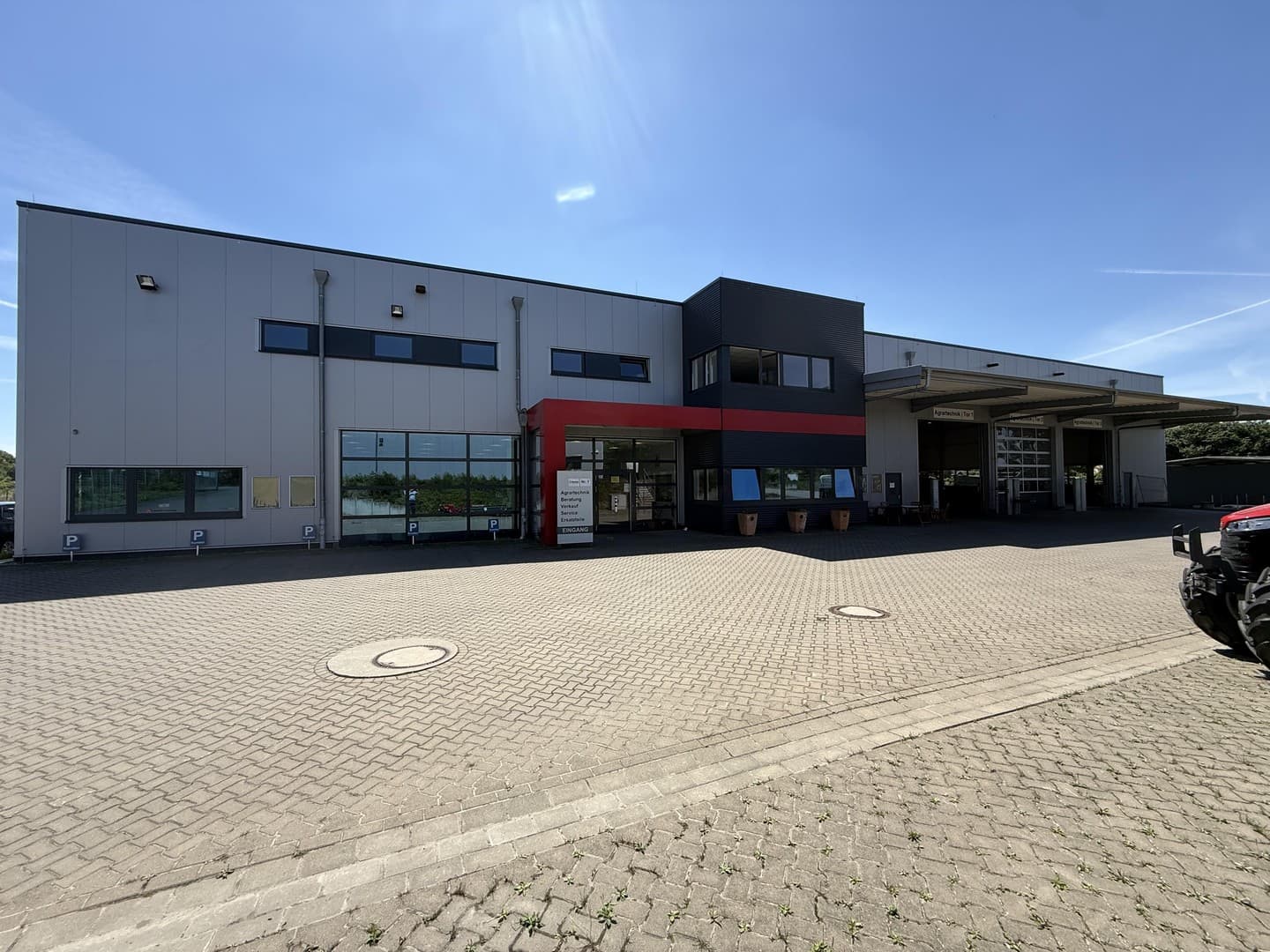 Modernes Technikcenter mit Ausstellungshalle und großem Grundstück direkt an der B444