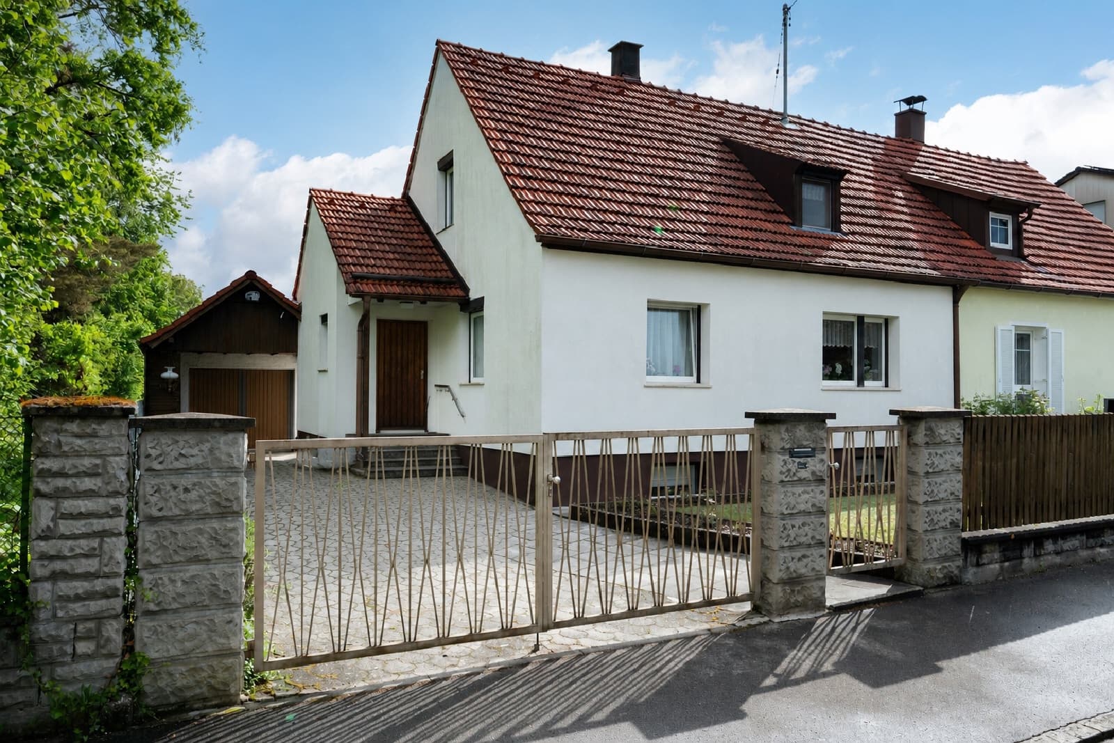 AIGNER - Charmante Doppelhaushälfte mit großzüzigem Garten in Neubiberg