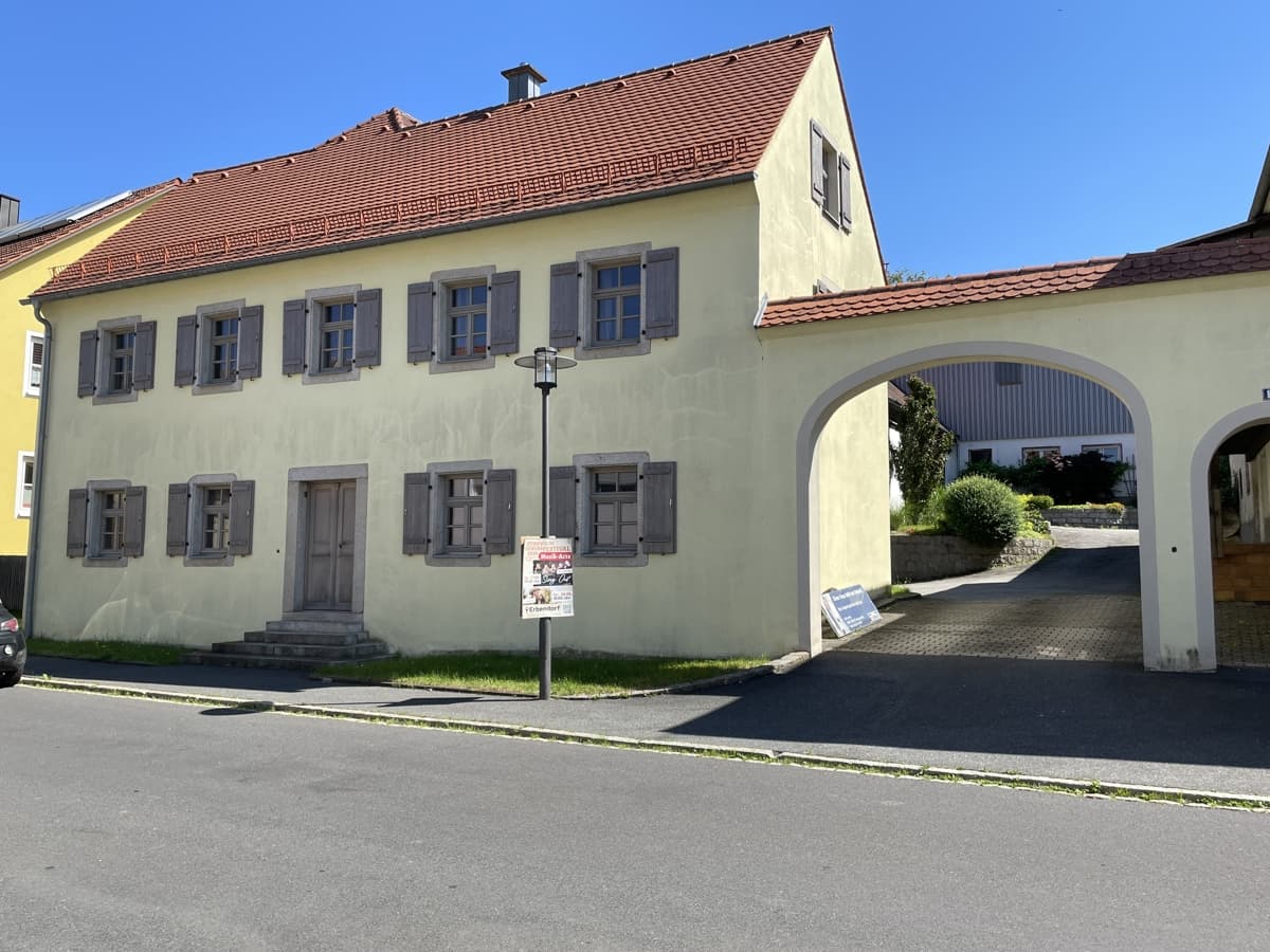 Repräsentatives Domizil - Kernsanierte Hofstelle mit großen Nebengebäuden im ländlichen Umfeld