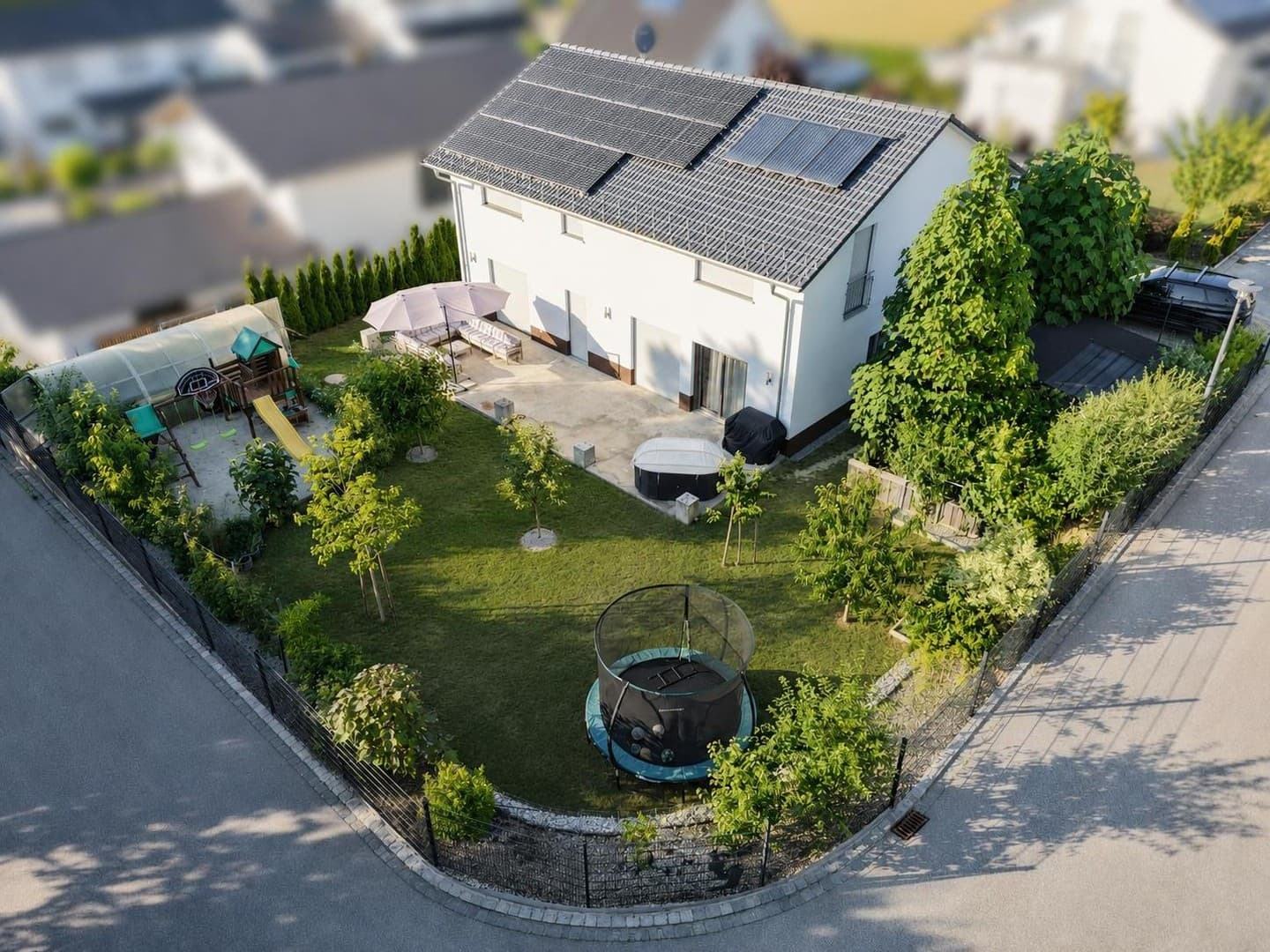 Modernes 217-m²-Familienhaus mit 8 Zimmern, PV-Speicher, Wallbox, Solar & großem Garten