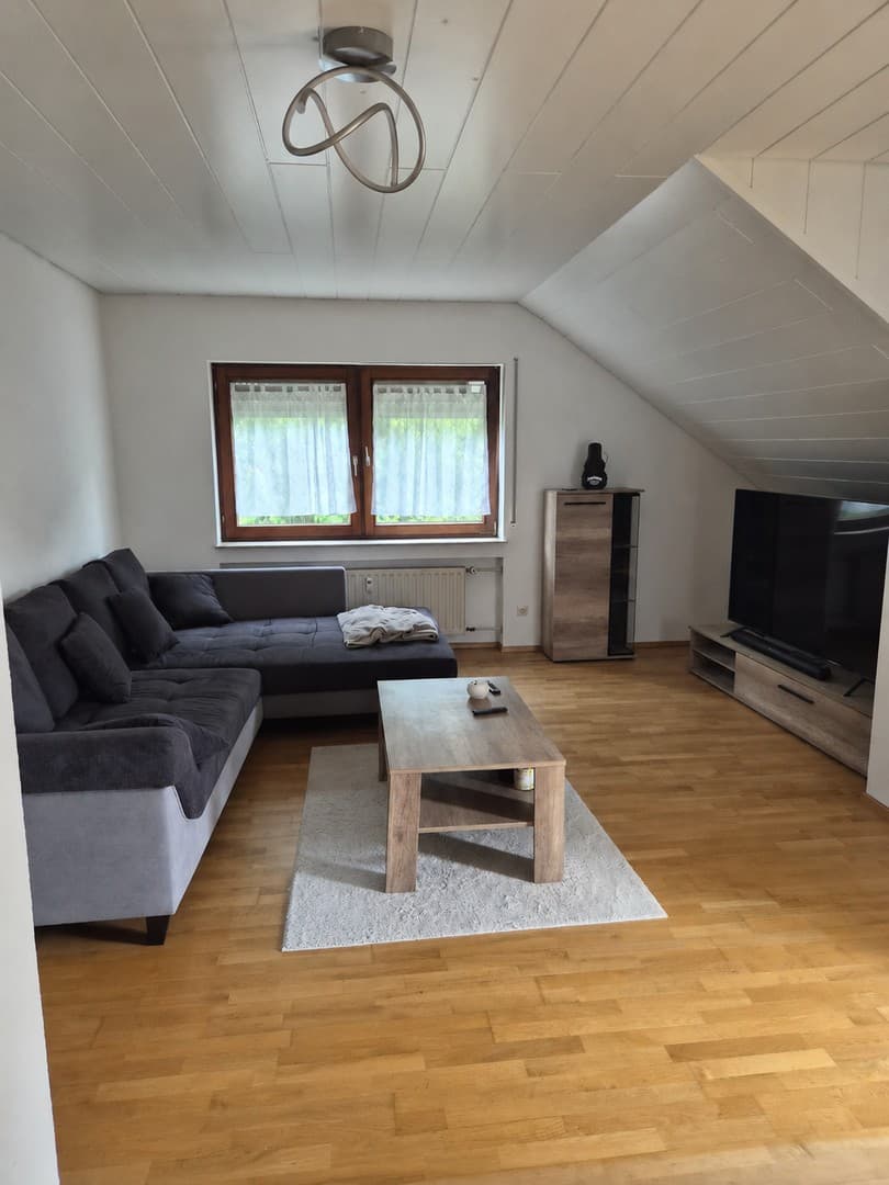 Schöne, großzügige DG-Wohnung in ruhiger Lage