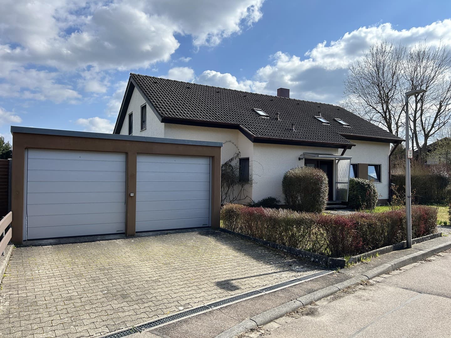 1–2 Familienhaus mit Einliegerwohnung, Kamin & großem Garten – sofort frei