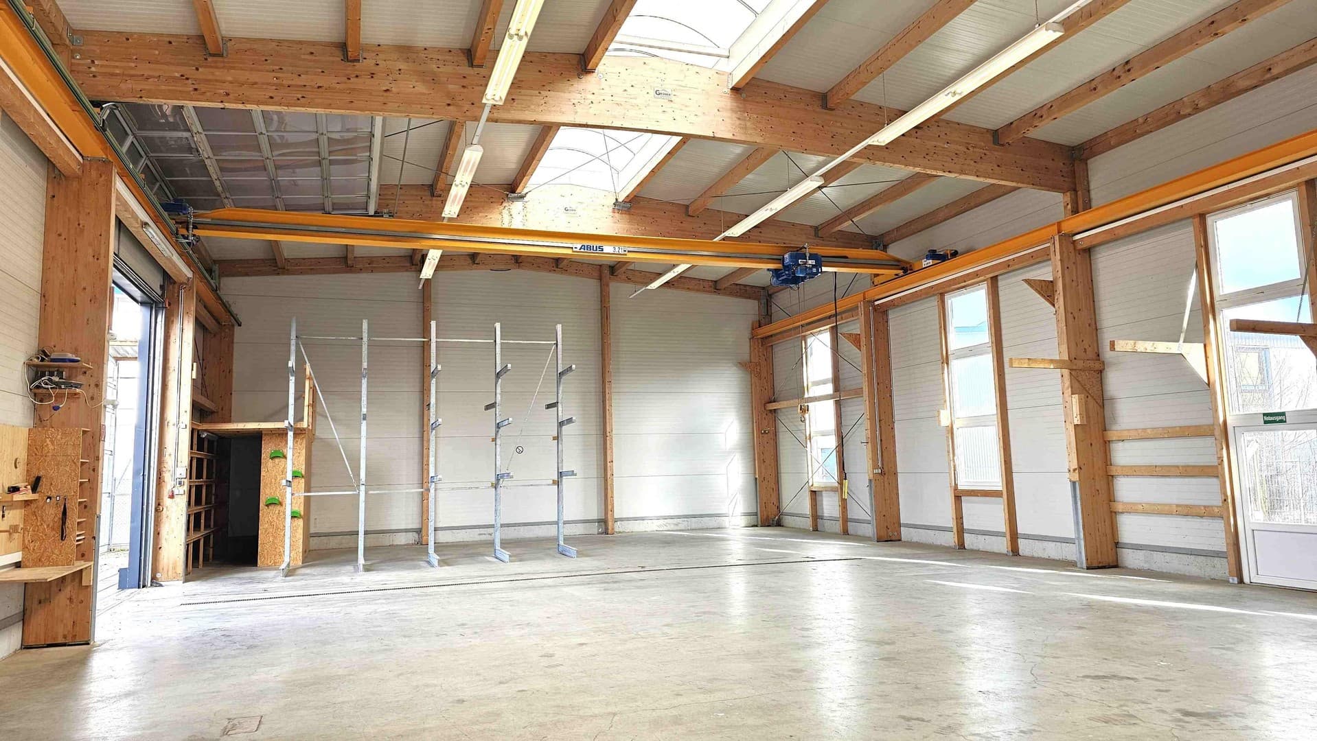 Gewerbehalle - Neu-Ulm/Burlafingen zu verpachten - mit Hallenkran, Regalen, Küche etc.