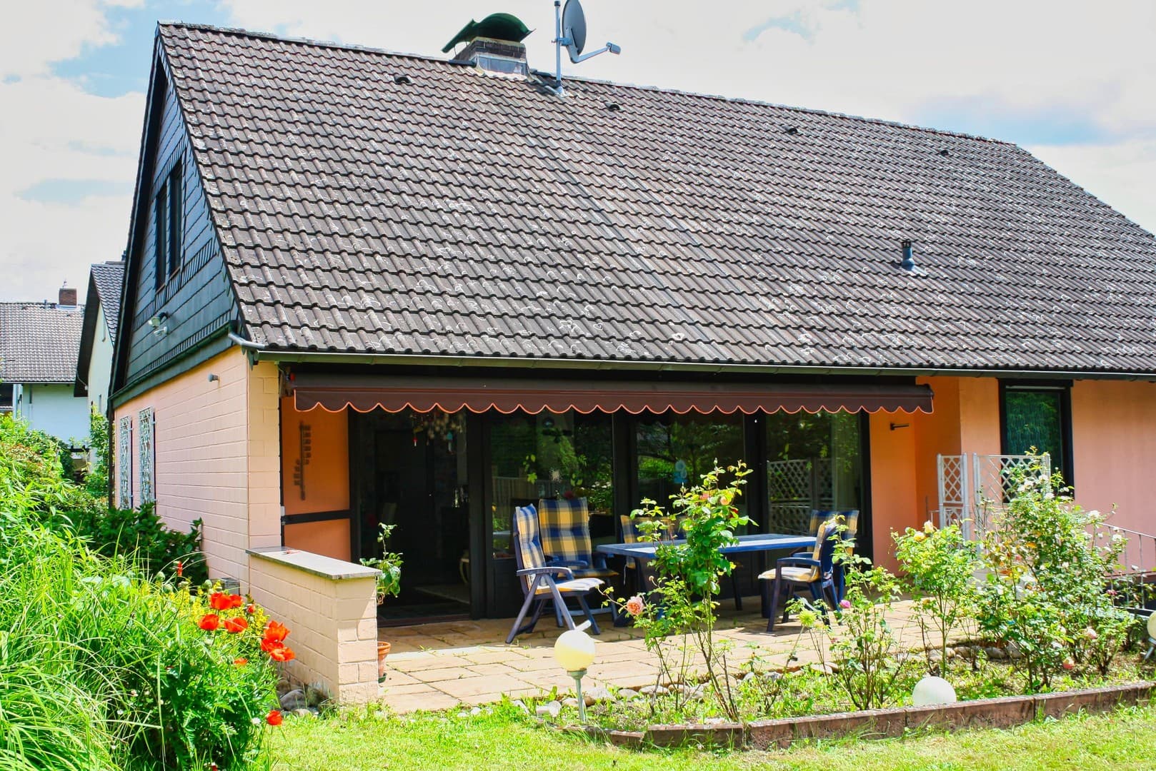 Gepflegtes Einfamilienhaus mit Doppelgarage  auf sonnigem Grundstück