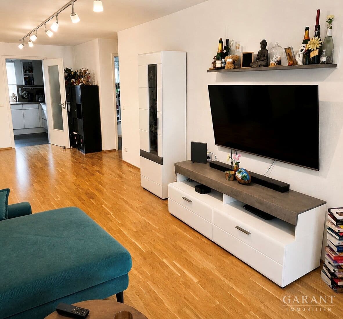 Moderne 3 Zimmer-Erdgeschoss-Wohnung mit hochwertiger Ausstattung, Terrasse und zwei TG-Stellplätze