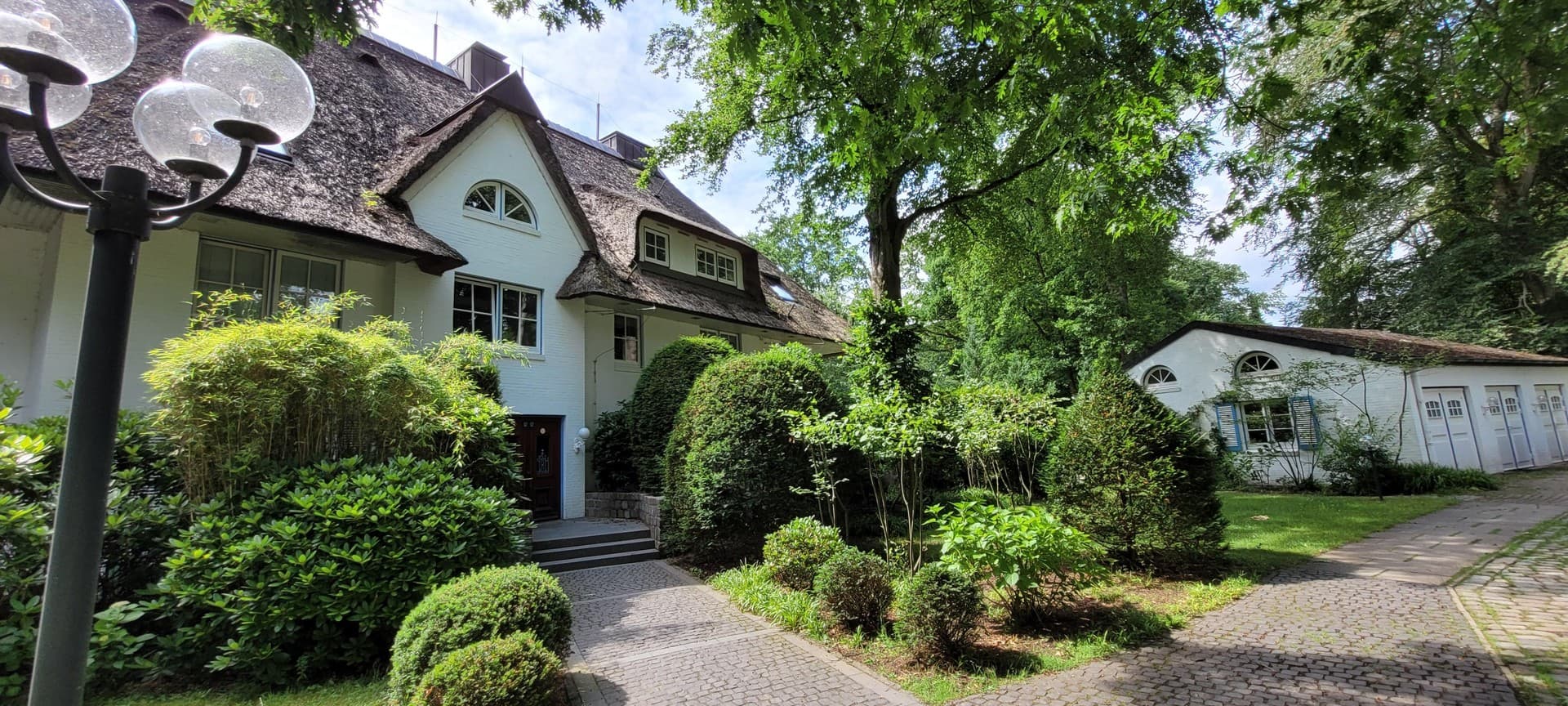 Ansicht Haus mit Remise