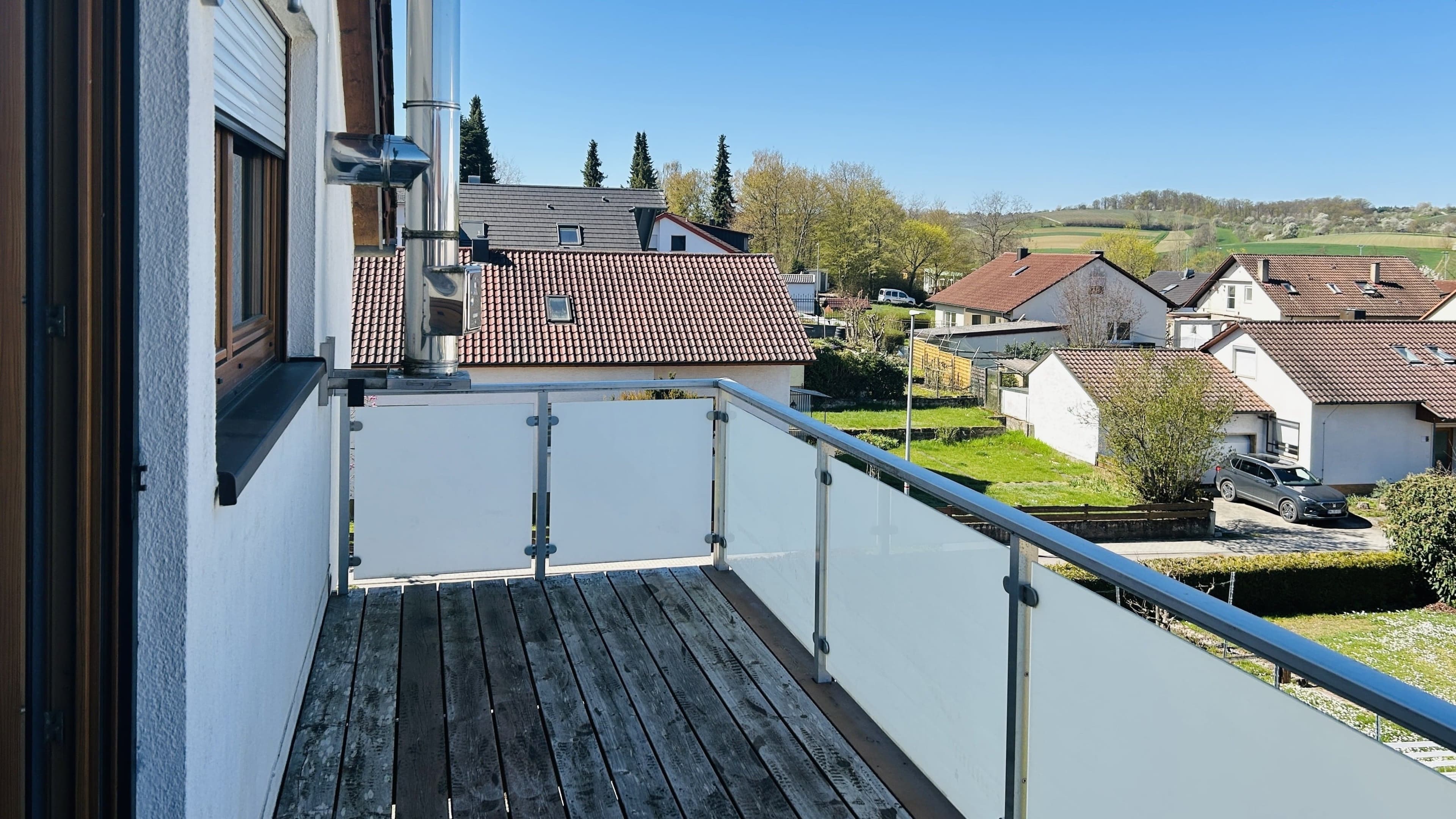 Moderne DG-Wohnung: Südbalkon + Garage - saniert und sofort bezugsfrei