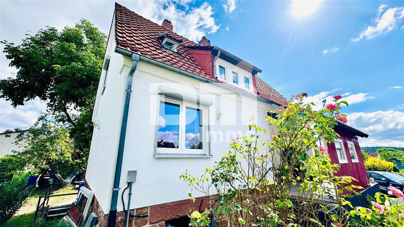 Kernsaniertes Einfamilienhaus mit Doppelgarage, großem Garten und Home-Office-Oase