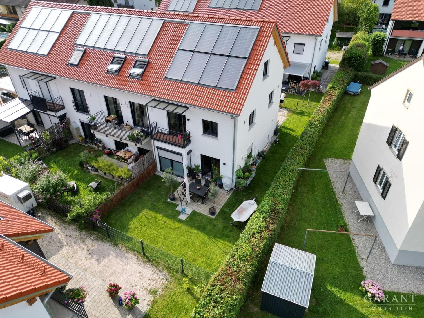 Wo Holz, Licht und Lebensqualität ein Zuhause schaffen - Reiheneckhaus mit sonnigem Eckgarten