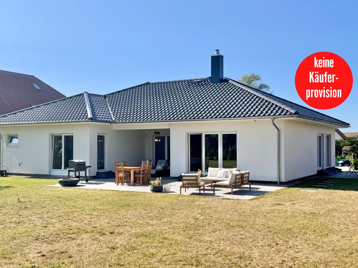 HORN IMMOBILIEN ++ Winkelbungalow 5 km bis Neubrandenburg, Baujahr 2022, Doppelgarage + Carport