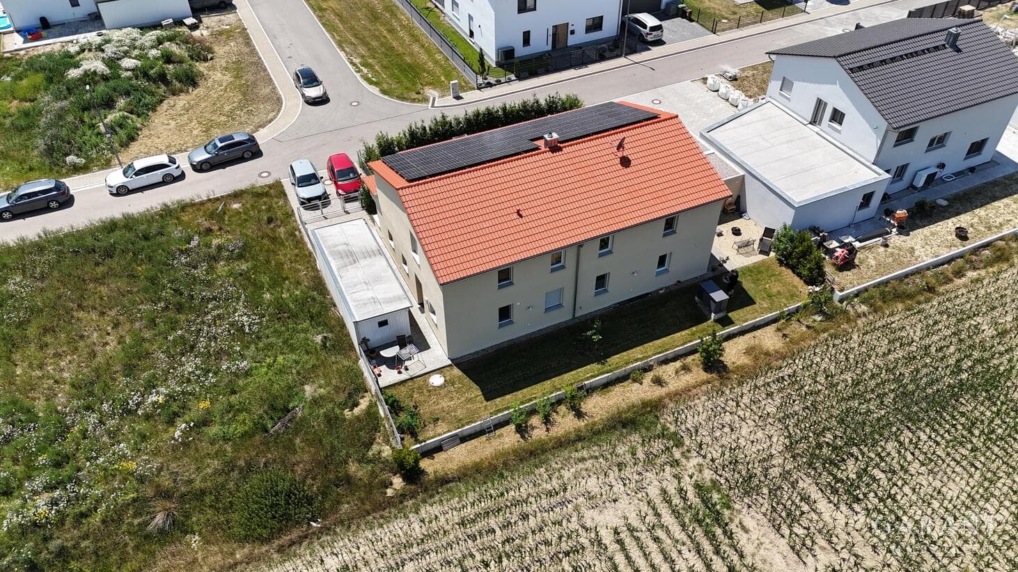 * Neubau mit Einliegerwohnung * * Energieeffizienzklasse A+ ** Moderne Architektur *