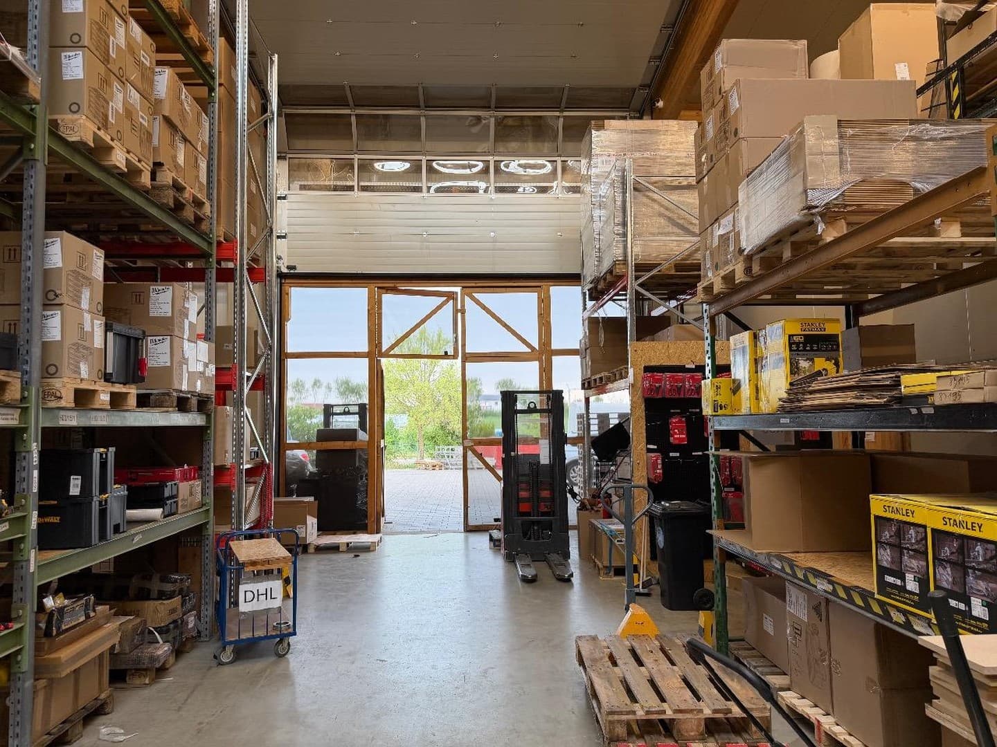 Lager- und Produktionshalle mit Büro