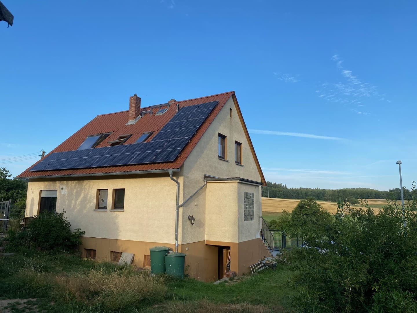 Freistehendes Familienhaus mit Fernblick und großem Garten.