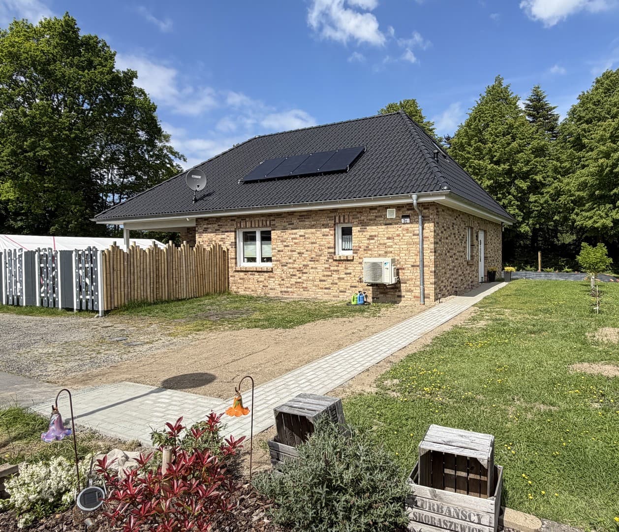 Barrierefreier neuer Bungalow in Nordsee-Nähe mit Luft-Wasser-Wärmepumpe EEK: A und Salzwasserpool