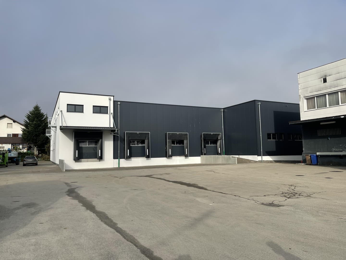 Beheizbare Logistikhalle mit Büro & Rampen in Passau-Heining zu vermieten