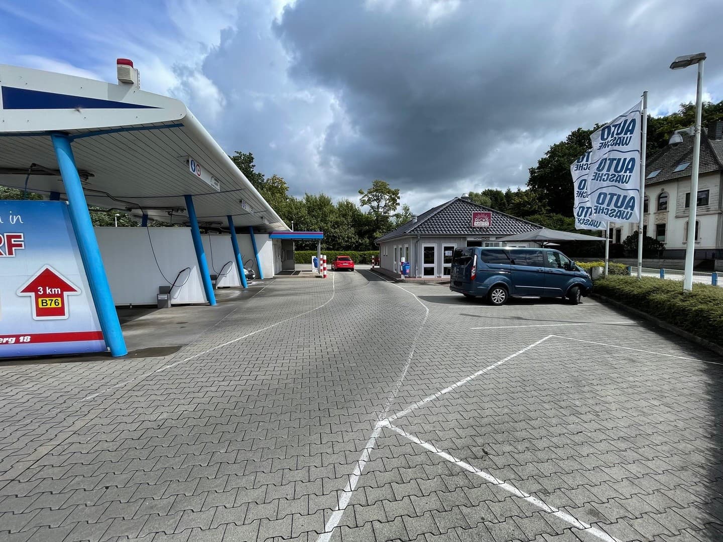SB-Waschplatzanlage inclusive Imbiss mit Gastraum und Außenterrasse