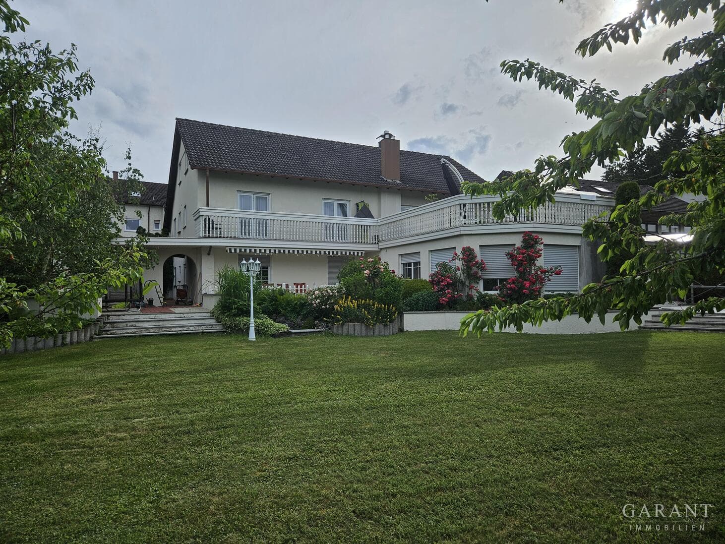 Zweifamilienhaus mit Terrassen und traumhaften Garten - ca. 234 qm Wohnfläche & neuer Heizung