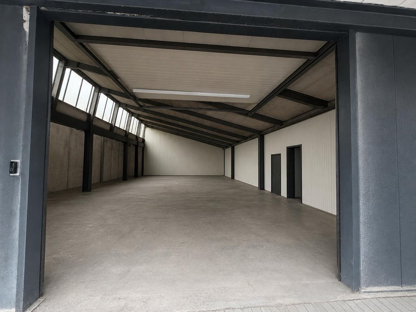 Lagerhalle 1 x 200 qm + 200 qm Freifläche und 1x 400 qm + 400 qm Freifläche